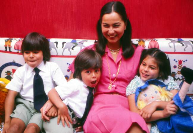 Isabel Preysler pose avec les trois enfants qu'elle a eus avec Julio Iglesias: Julio José, Enrique et Chaveli