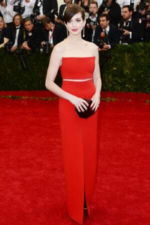 Rouge passion pour Anne Hathaway en Calvin Klein. Boucles d'oreilles par Vhernier