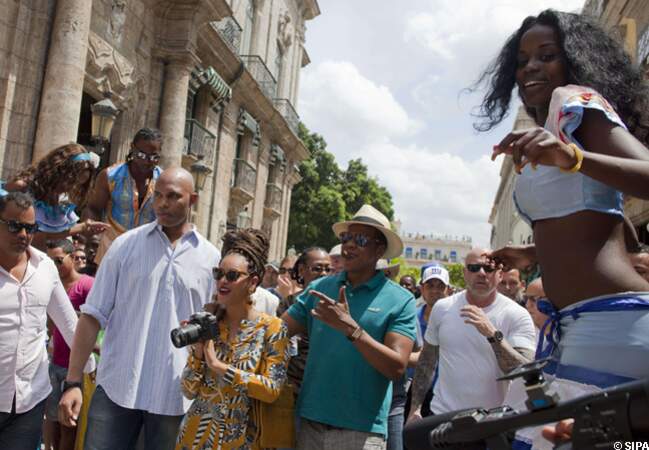 La foule acclame Beyoncé et Jay-Z, en promenade à La Havane