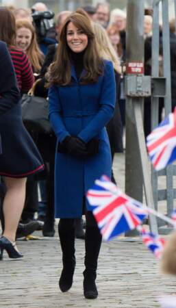 Princesse Kate radieuse dans son ensemble bleu du créateur écossais Christopher Kane
