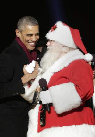Moment de complicité entre Barack Obama et le Père Noël