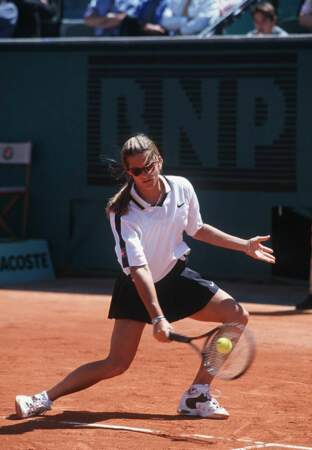 En mai 1995, Amélie Mauresmo a 16 ans et participe pour la première fois au tournoi de Roland Garros
