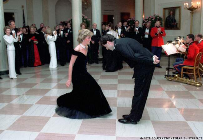 Lady Diana semble ravie de sa danse avec John Travolta