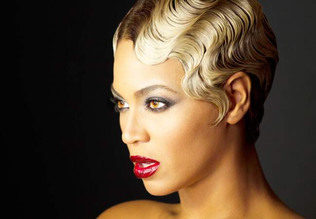 Une coupe crantée, un regard charbonneux, Beyoncé affole avec son look rétro