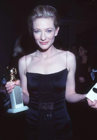 Cate Blanchett reçoit le Golden Globe de la meilleure artiste dramatique pour sa prestation dans Elizabeth