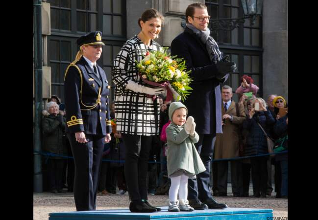 La petite princesse de Suède attend patiemment durant la cérémonie