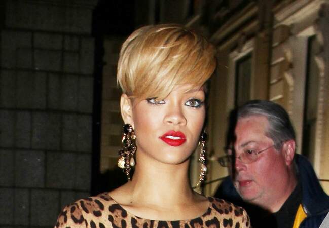 En 2010, Rihanna passe par le blond, avec une coupe courte, elle est très féline