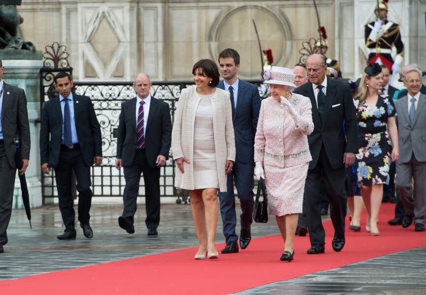 Anne Hidalgo, maire de Paris, invite la reine à traverser le parvis de l'Hôtel de ville à pied