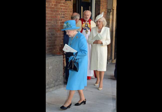 Camille en blanc derrière la reine Elizabeth II en bleu