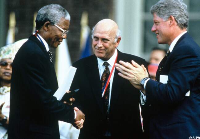 Bill Clinton remet la Médaille de la liberté à Nelson Mandela et Frederik de Klerk en 1993