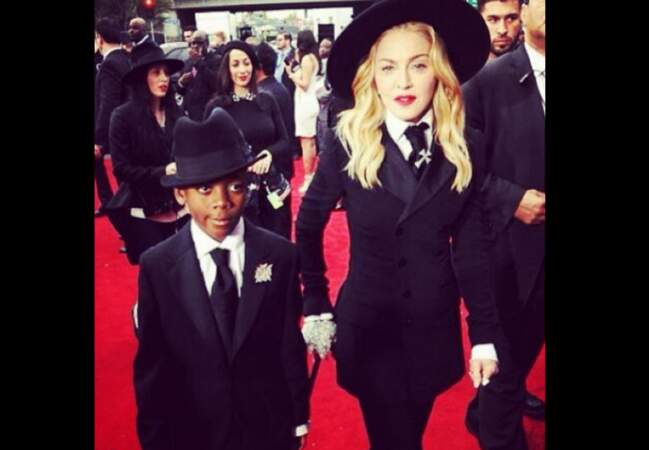 Sur le tapis rouge avec son fils Banda, Madonna s'assagit enfin : la maternité lui fait accepter le temps qui passe