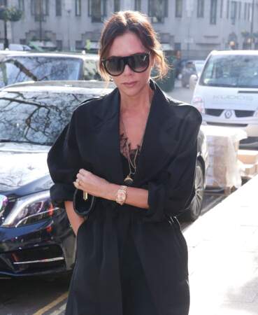 Victoria Beckham adore le combo mèches wavy et lunettes de soleil xxl