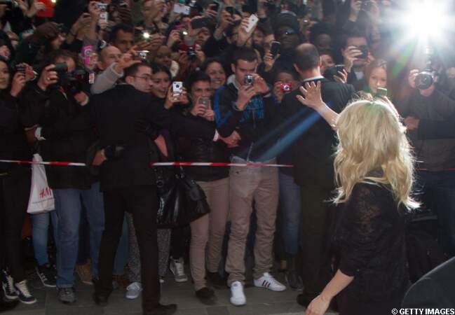  Shakira salue ses fans