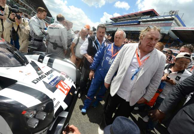 Gérard Depardieu visite le stand Alpine Renault