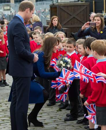 La duchesse de Cambridge se met à la hauteur des jeunes enfants venus l'accueillir à Dundee