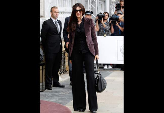 Monica Bellucci démocratise le pantalon oversize avec une veste en velours