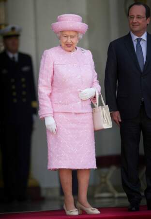 Sur le parvis de l'Elysée, Elisabeth II adopte un total-look rose charmant
