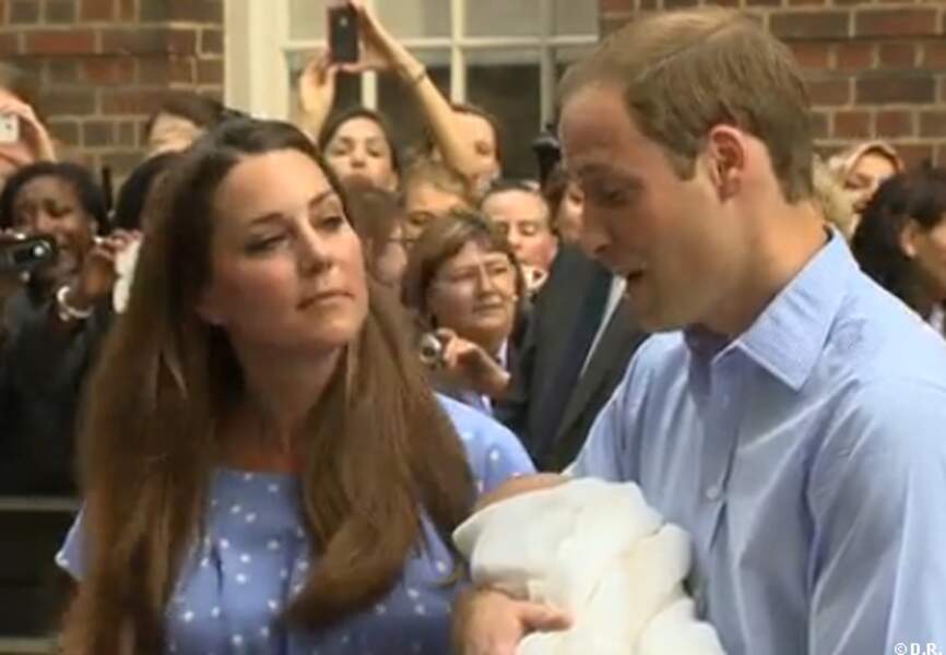 Kate écoute amoureusement William parler de son enfant