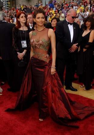 Halle Berry aux Oscars en 2001 en Elie Saab