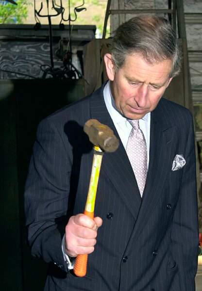 Non, le prince Charles ne se sert pas d'un marteau pour punir les sujets de la couronne