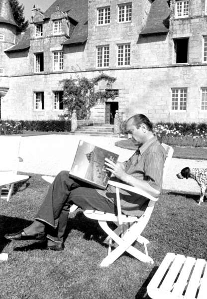 Jacques Chirac s'est souvent installé en terrasse l'été, livre à la main