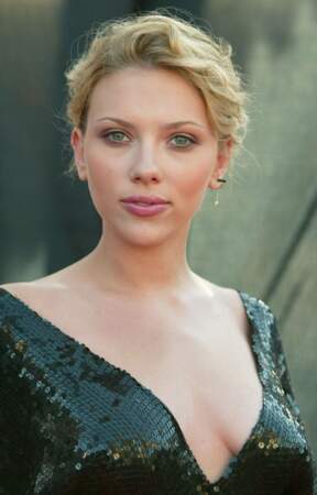 Scarlett Johansson s'est aussi essayée à l'allure romantique 