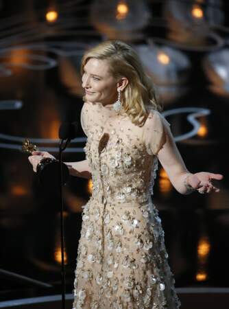 Cate Blanchett reçoit l'Oscar de la meilleure actrice pour son rôle dans Blue Jasmin
