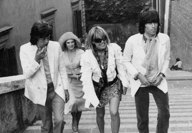 Au côté de Mick Jagger, Anita Pallenberg, et Keith Richards