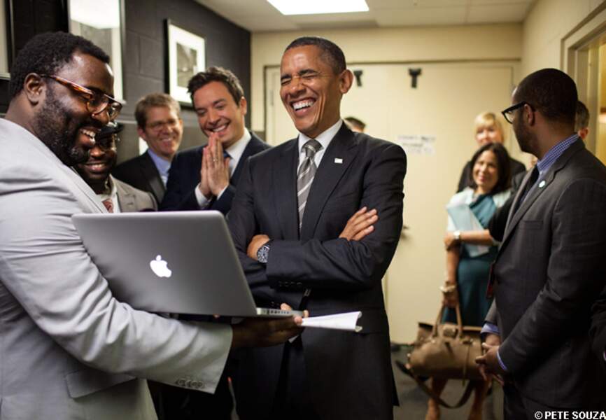 Barack Obama rigole en regardant l'émission Late Night with Jimmy Fallon