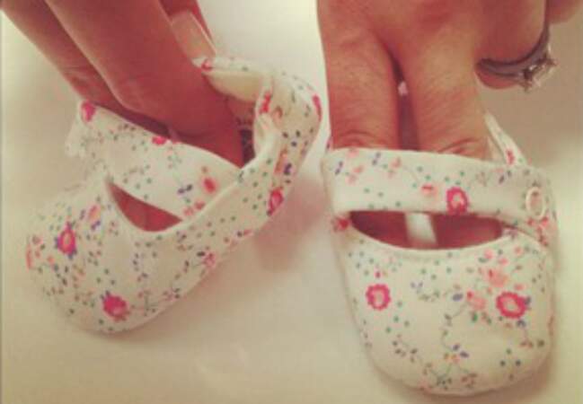 "Des chaussures de bébé fleuries! Elle va avoir des pieds si élégants!" Hilaria Baldwin, @Instagram