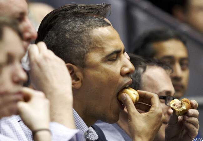 Barack Obama mange un hot dog