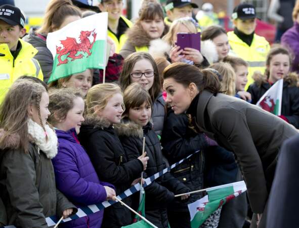 Kate Middleton en pleine conversation avec de jeunes enfants scouts