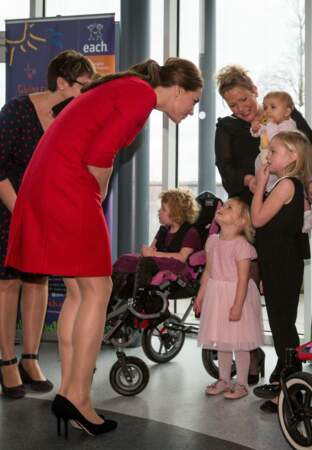 La duchesse en grande discussion avec la petite Daisy benton, deux ans