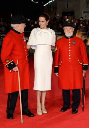 Angelina Jolie entourée de deux retraités de l'armée britannique