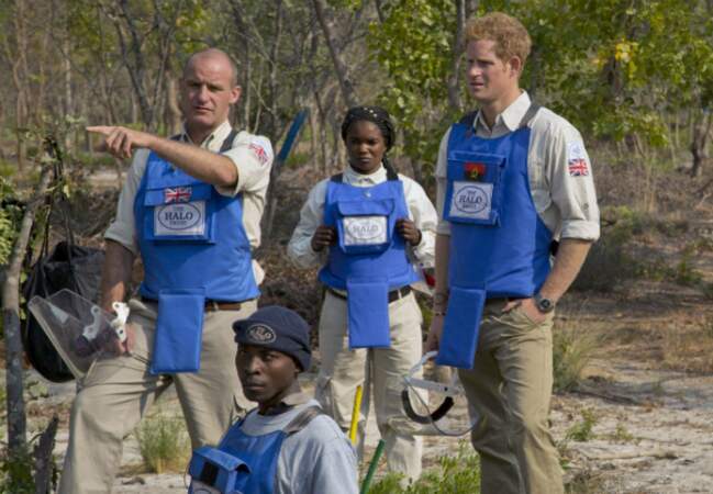 Le Prince Harry visite un champ de mines le 17 août 2013 en Angola