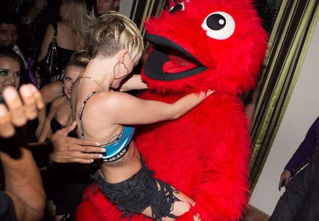 Miley Cyrus trouve du réconfort dans les bras d'Elmo