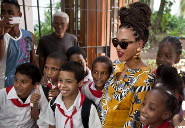 Beyoncé prend la pose avec des enfants dans une école
