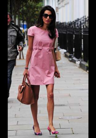 Petite robe rose sage et estivale dans les rues de Londres