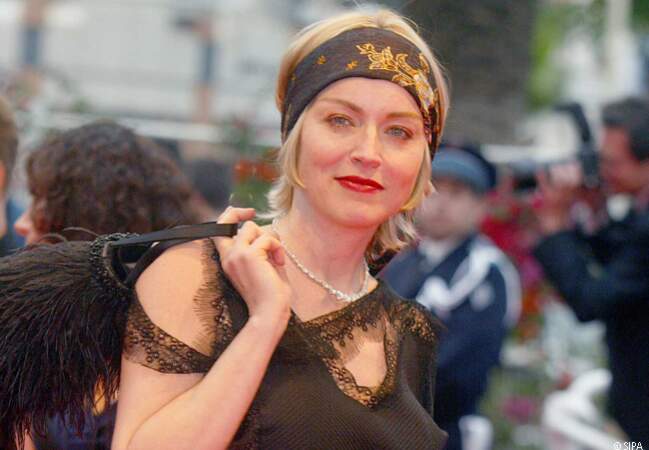 Sharon Stone monte les marches en 2002
