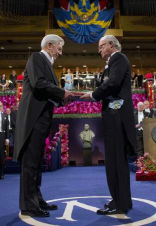 Mario Vargas Llosa reçoit son Prix Nobel de littérature en 2010