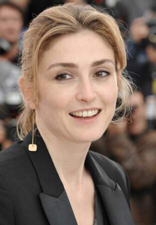 A Cannes en 2009 elle ne se défait pas de son smoking