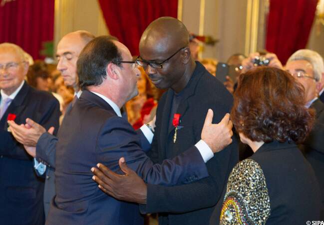 Accolade entre François Hollande et Lilian Thuram