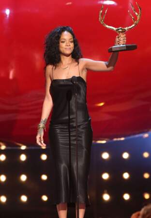 Rihanna qui brandit son prix 