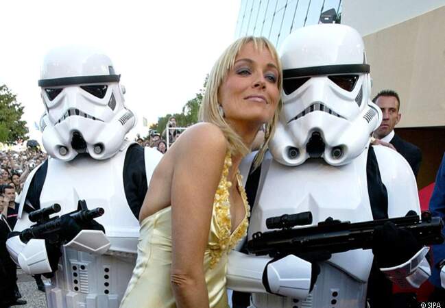 Sharon Stone copine avec les gardes de l'Empire lors de la présentation de La revanche des Siths en 2005