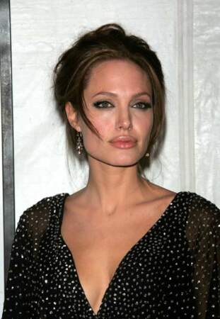 Angelina Jolie et sa coiffure sophistiquée