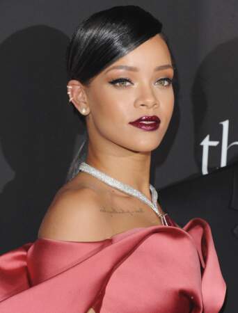 Mèche plaquée ultra glowy pour une queue de cheval glamour, Rihanna a tout bon