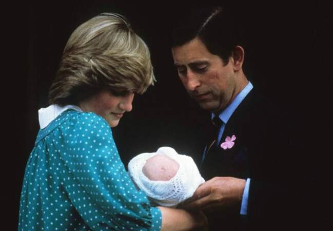 Une image qui rappelle celle de Diana et Charles sortant de la même maternité, 31 ans plus tôt