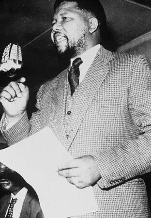 Nelson Mandela prend la parole pendant la conférence All African People en 1961