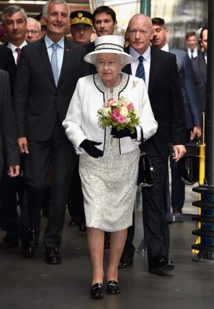 La reine twiste une veste blanche sur une robe à perles très Coco Chanel