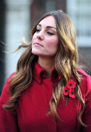 La duchesse de Cambridge – nouveau brushing et manteau rouge LK Bennett